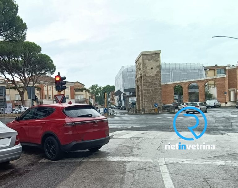 SEI TU IL REPORTER di Rietinvetrina – Patrizia: “Auto posteggiate dentro la carreggiata. Così non è possibile!”