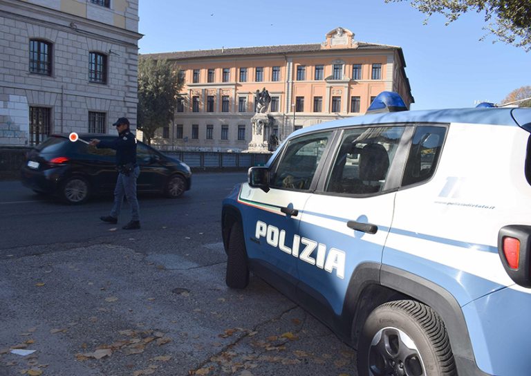 Denunciata 24enne per furto aggravato, danneggiamento aggravato, oltraggio e resistenza a Pubblico Ufficiale e inottemperanza al Foglio di Via Obbligatorio