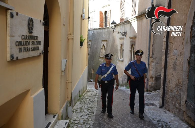 Percosse e ingiurie alla mamma, uomo allontanato da casa dalle Forze dell’Ordine