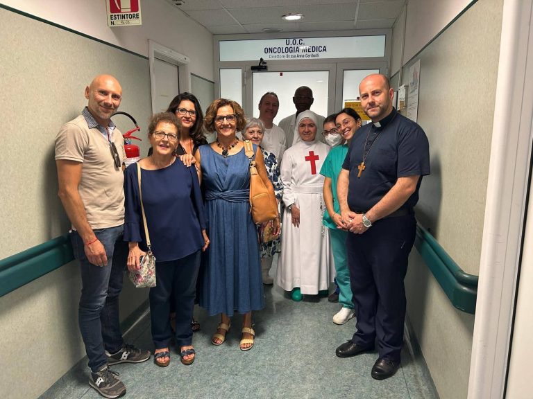 Il vescovo Vito Piccinonna a Ferragosto visita i degenti di Oncologia e Nefrologia del de Lellis