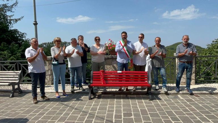 Installata la Panchina Rossa a Morro Reatino: un simbolo contro la violenza sulle donne