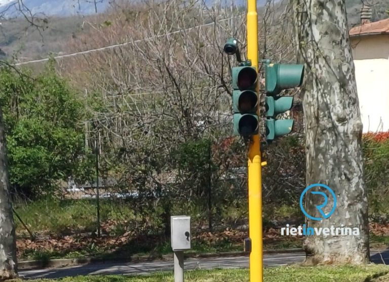 SEI TU IL REPORTER di Rietinvetrina – Antonella: “Aggiustato e dopo tre giorni già guasto il semaforo di viale Morroni”