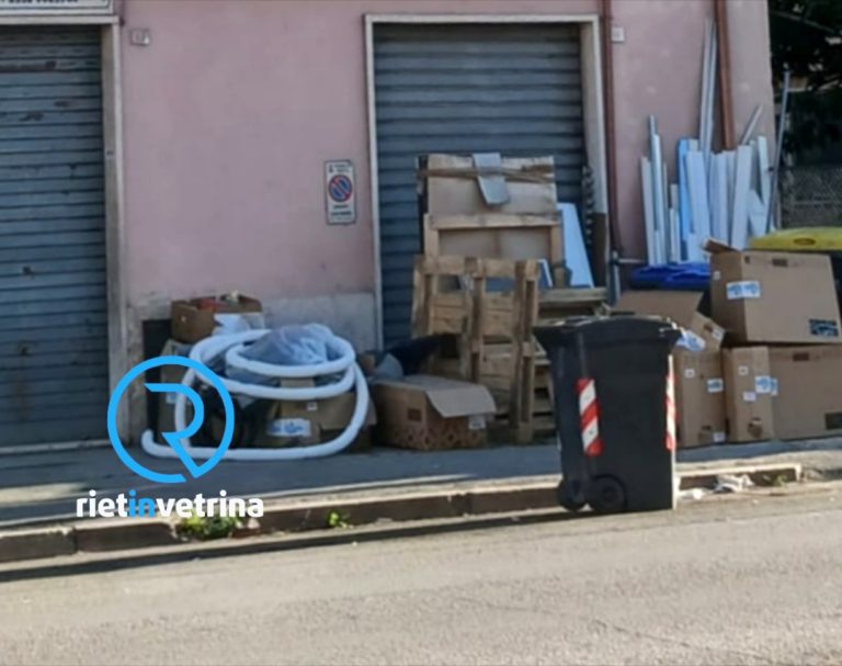 SEI TU IL REPORTER di Rietinvetrina – Mimma: “Evitiamo di posteggiare i secchioni dei rifiuti in mezzo strada zona Porta Romana”
