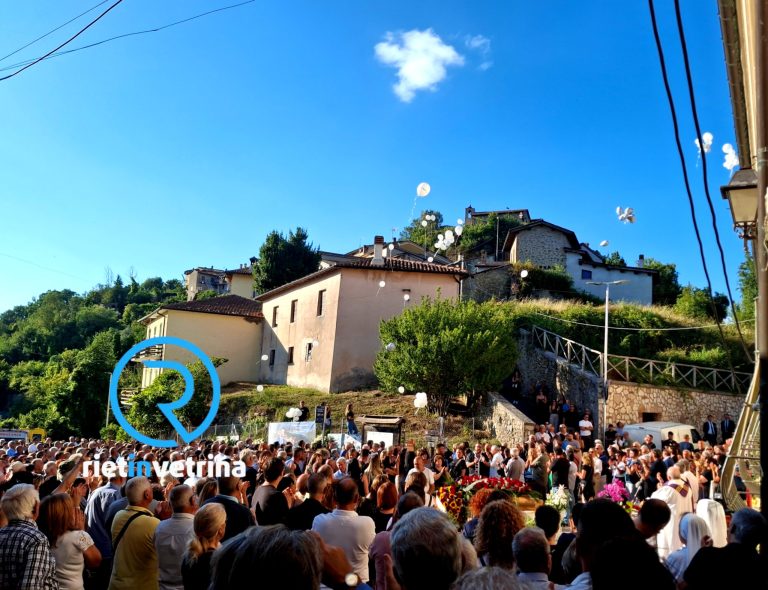 Girgenti ha detto Addio al suo Simone. Centinaia di persone in lacrime, palloncini bianchi in cielo