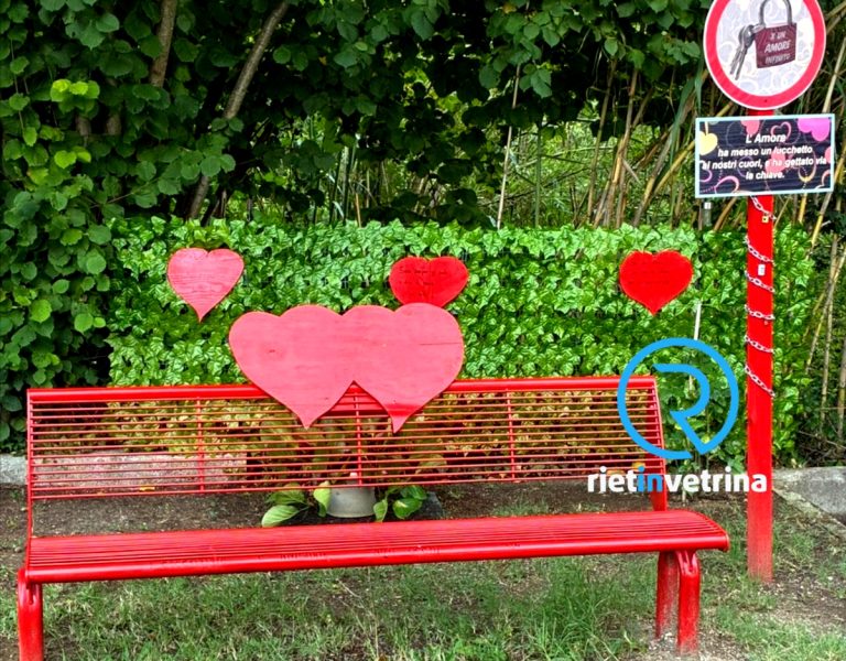 A San Vincenzo celebrata la Festa del Perdono e arricchita di lucchetti la Panchina per gli innamorati