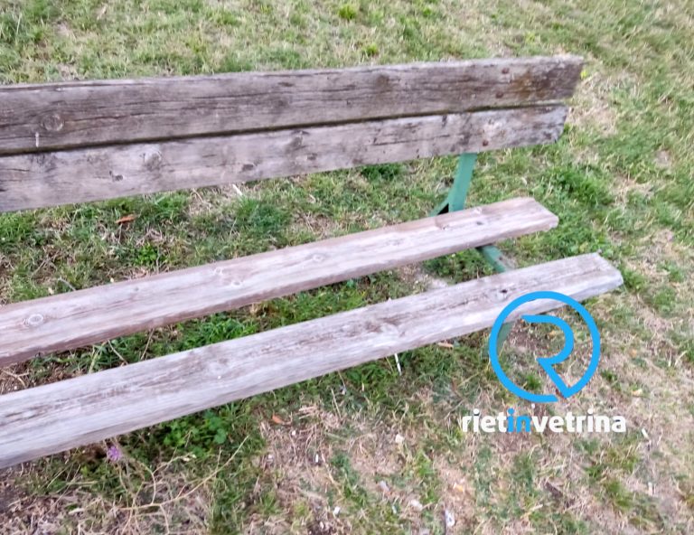 SEI TU IL REPORTER – “Giochi e panchine rotti e pericolosi nel Parco Croce Rossa nel quartiere Micioccoli”