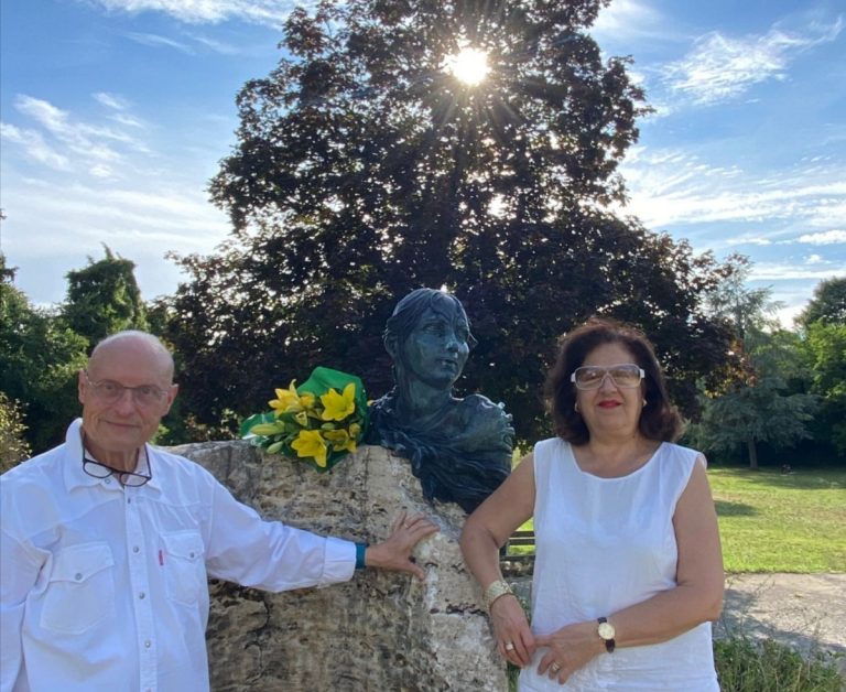 Omaggio floreale al busto di Anita Garibaldi nel 176° anniversario della sua morte