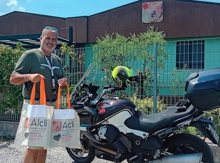 ALCLI, anche a Ferragosto gli Angeli in Moto consegnano parrucche a donne che stanno combattendo la loro malattia