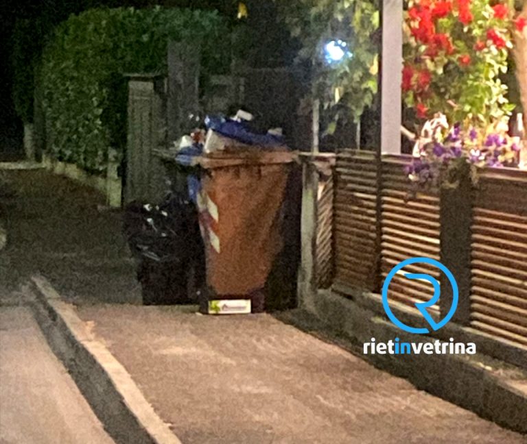 SEI TU IL REPORTER di Rietinvetrina – “In via Cipriani secchi dei rifiuti impediscono il passaggio sul marciapiede con sedie a rotelle o passeggini”