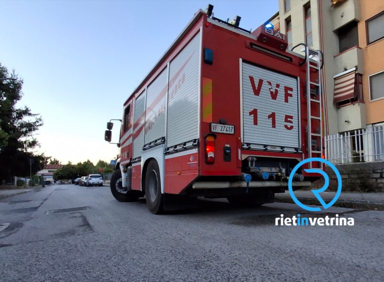 Probabile fuga di gas in via Carlo Sforza, famiglie in strada. Pompieri sul posto