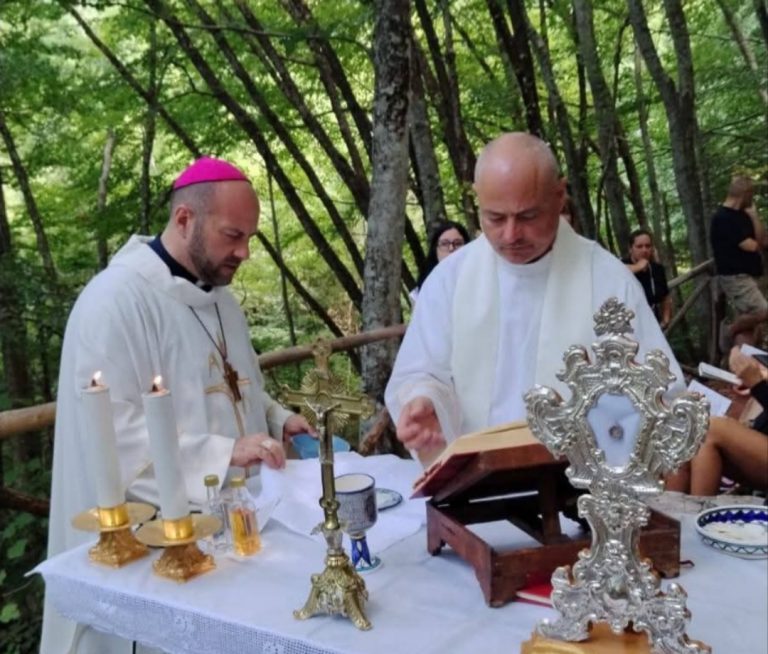 Al Faggio di San Francesco preghiera del vescovo Piccinonna per la Pace a Gaza ed Ucraina