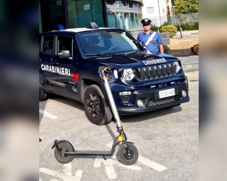 Denunciato romano senza fissa dimora per furto di un monopattino