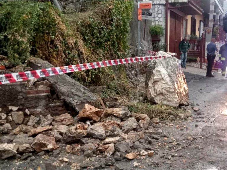 Prime case, masso caduto per un fulmine. Comune chiederà lo “stato di calamità naturale”