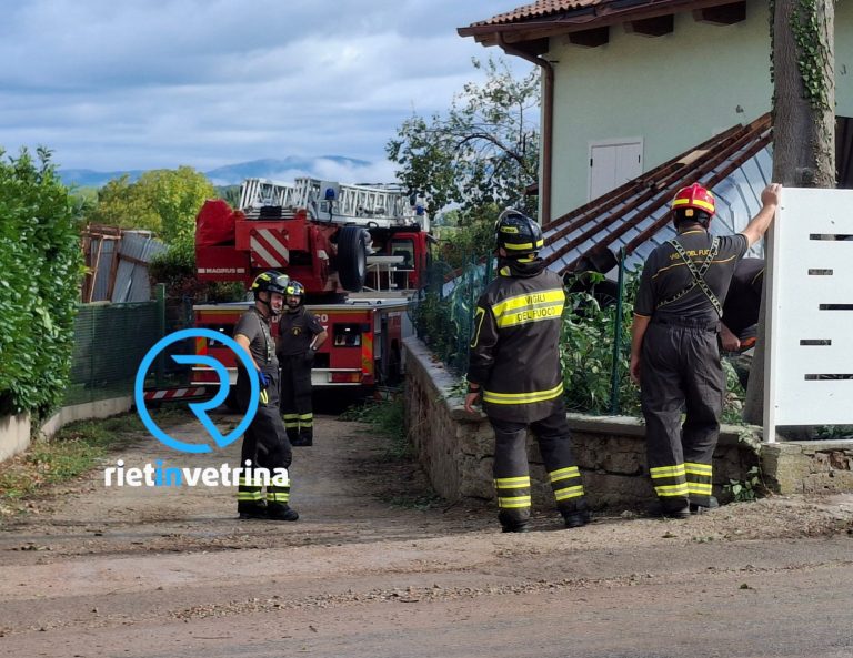 Albero pericolante a Piani Poggio Fidoni, Pompieri sul posto. Lamiere in strada
