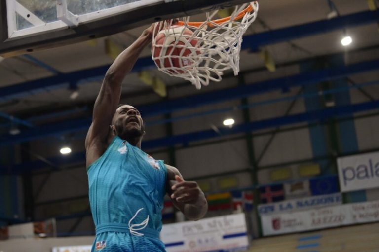 Gara equilibratissima al PalaEstra, la spunta Pistoia 97-95. Bene gli americani, top scorer Mian (25)