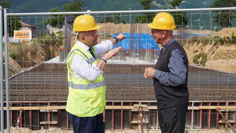 Castelli visita il cantiere di Casa Futuro: “Decine di operai al lavoro per realizzare questa scommessa per il futuro”