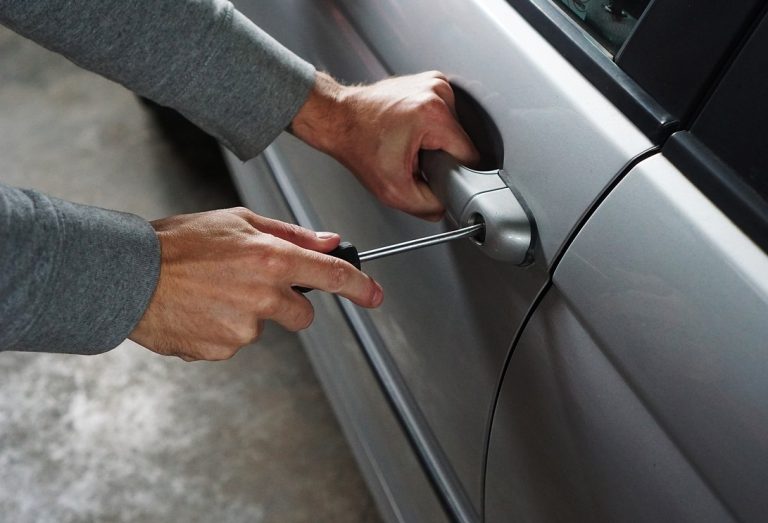 Serie di furti alle auto posteggiate in via della Chimica: rubata anche una batteria