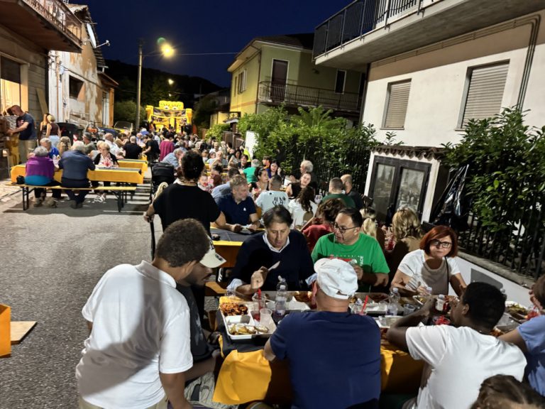 A Quattro Strade oltre 200 persone alla cena di quartiere: omaggiati i partecipanti alla Festa del Sole