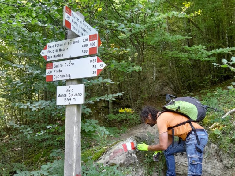 Nuova segnaletica per il sentiero al Monte Gorzano e ripristinata targa vittime del sisma