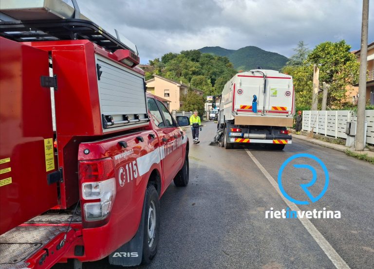 ►VIDEO – Disastro a Piani Poggio Fidoni: capannoni scoperchiati e lamiere in strada, tegole volate nella notte, alberi pericolanti