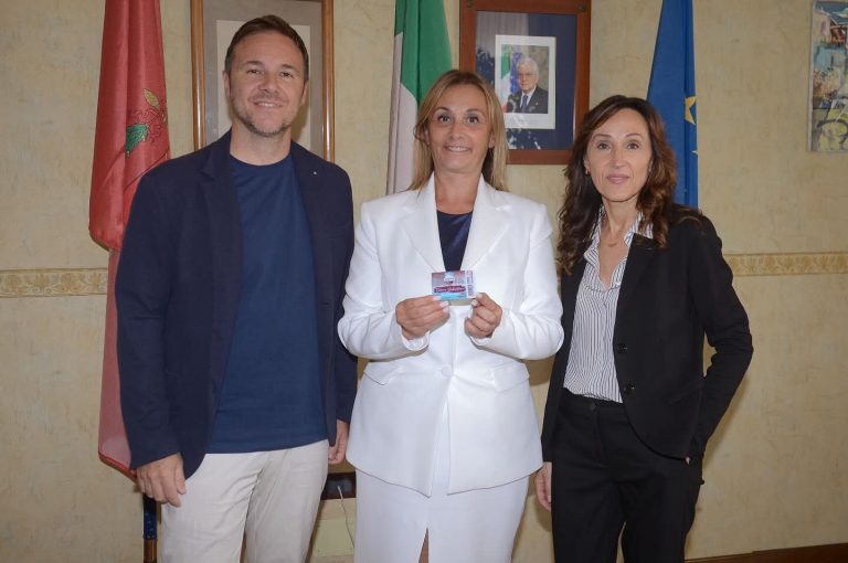 La Sebastiani consegna l’abbonamento 2025-2026 alla presidente Roberta Cuneo