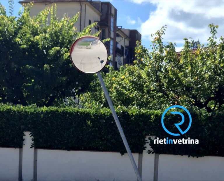 SEI TU IL REPORTER di Rietinvetrina – “In viale Fassini specchio storto e a rischio caduta da mesi”