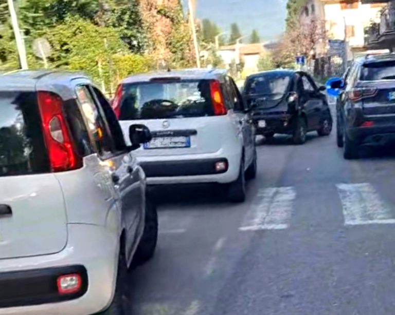 Rottura tubatura in via Porrara: strada chiusa e traffico bloccato, clacson impazziti