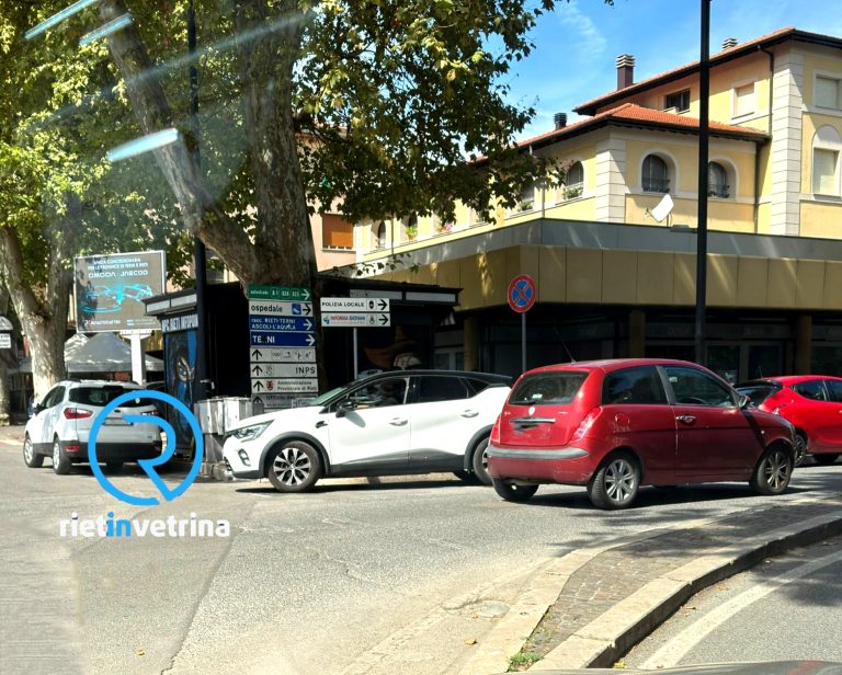 Auto contromano in viale Maraini: sfiorato un frontale