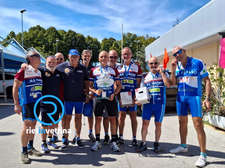 La squadra ciclistica GS Frasso festeggia i 50 anni con una maglia celebrativa