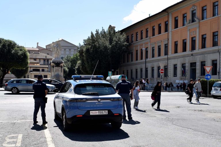 Nuovo anno scolastico, la Polizia intensifica i controlli presso gli istituti scolastici