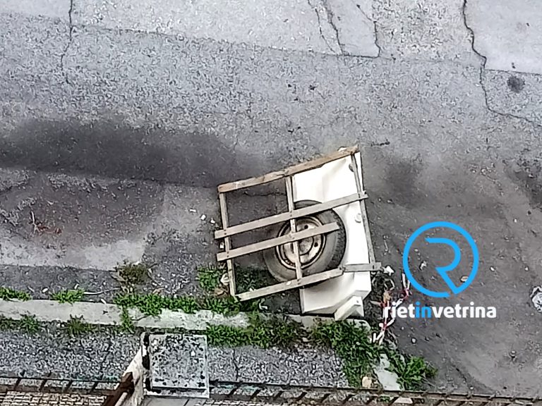 SEI TU IL REPORTER – Alessandra: “In via Matteotti ruota e griglia lasciati in strada per non far parcheggiare. Nessuno verifica?”