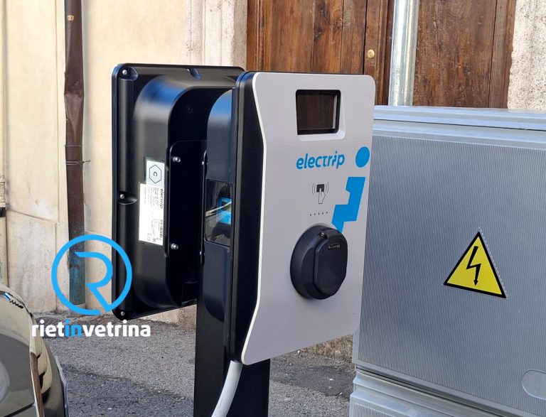 Nuova colonnina per la ricarica elettrica in via Potenziani