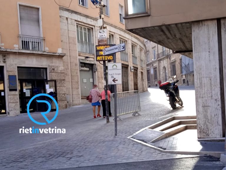 SEI TU IL REPORTER – Luciano: “I cartelli stradali di via Cintia sono troppo bassi e pericolosi per i pedoni”