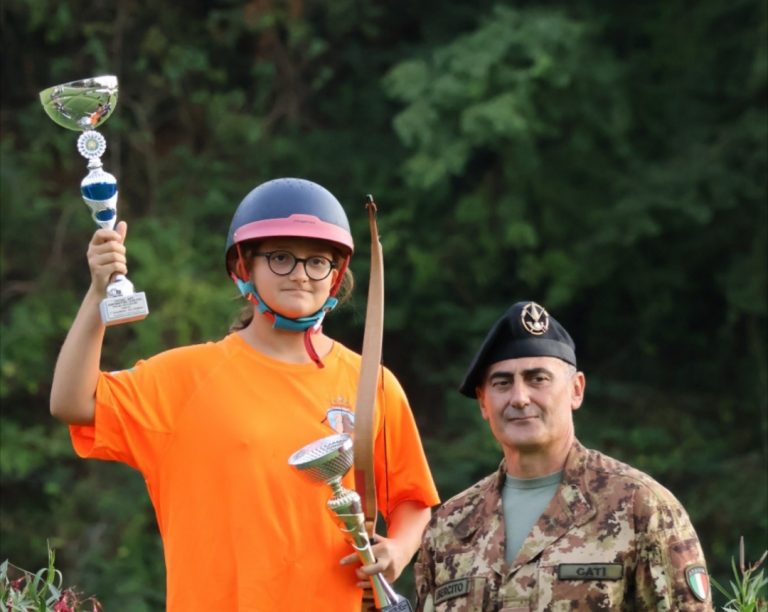Eva, 12 anni, campionessa regionale di tiro con l’arco a cavallo nella categoria élite
