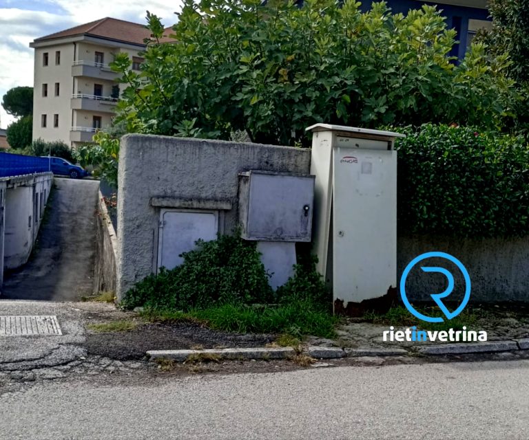 SEI TU IL REPORTER di Rietinvetrina – David: “Lo sportello rotto di questo box è pericoloso, può cadere addosso ai pedoni”