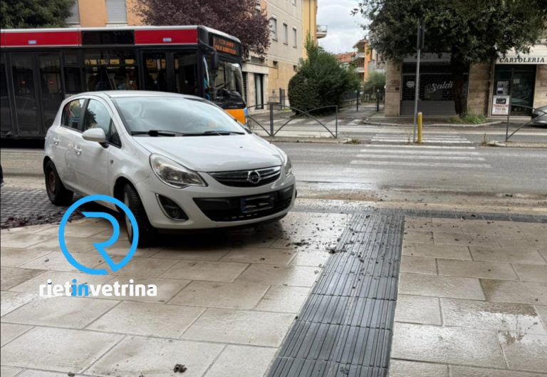 SEI TU IL REPORTER – Claudio: “In viale Matteucci ormai costretti a posteggiare ovunque, come capita. Non esistono più stalli auto”