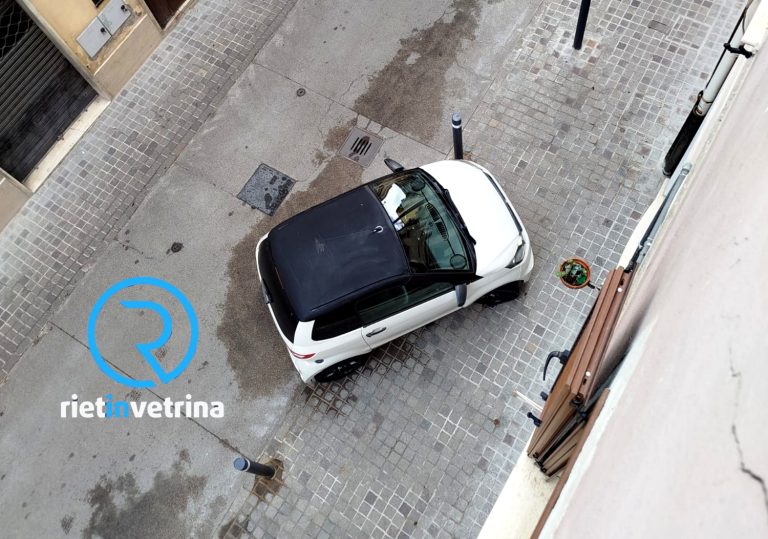 SEI TU IL REPORTER – “In via Varrone parcheggi selvaggi nonostante i paletti dissuasori”
