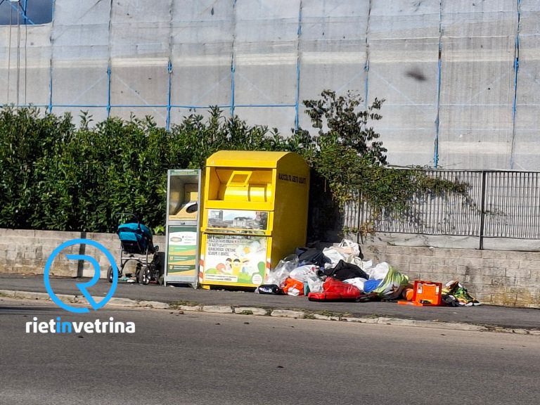 SEI TU IL REPORTER di Rietinvetrina – “In via De Felice panni e passeggini abbandonati in strada”