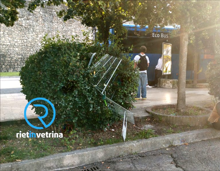 SEI TU IL REPORTER di Rietinvetrina – Andrea: “Un carrello incastrato in una siepe di viale Morroni, via sempre più abbandonata”