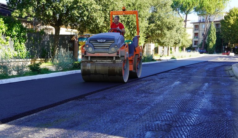 Nuovo asfalto in piazzale Leoni