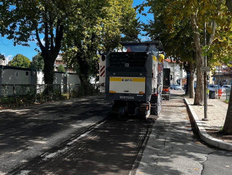 Riqualificazione Città Giardino, fresato il manto stradale di viale Verani. Asfaltatura a piazzale Leoni