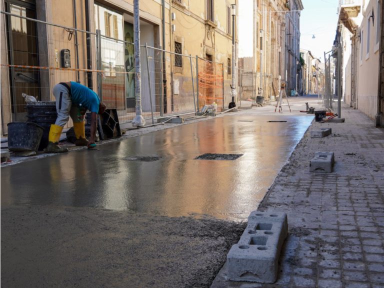 Avanza la realizzazione della nuova pavimentazione su via Terenzio Varrone