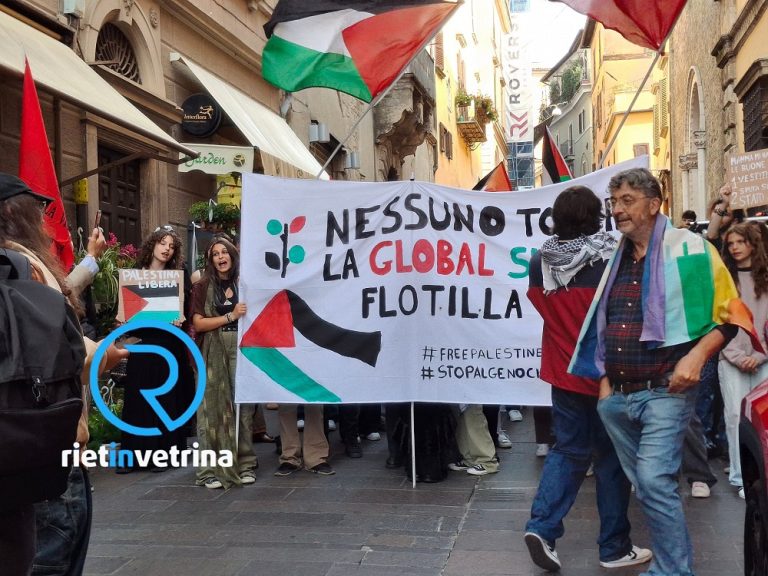 In via Roma a Rieti manifestazione in favore della Global Flotilla al grido: “Libertà e Bandiera Rossa”
