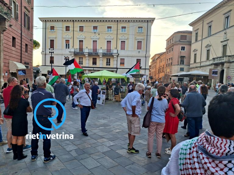 Sit-in di Cittadinanzattiva pro-Palestina in piazza del Comune a Rieti
