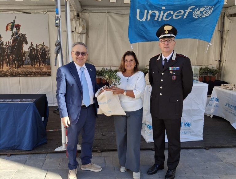 In piazza Vittorio Emanuele II UNICEF Rieti e Arma Carabinieri insieme per l’iniziativa: “Un ulivo per vederli crescere”