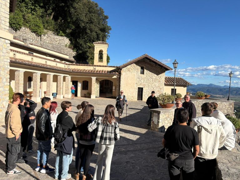 Greccio e Farfa: due giornate tra spiritualità, storia e comunità per gli alunni convittori dell’IPSSEOA di Rieti – LE FOTO