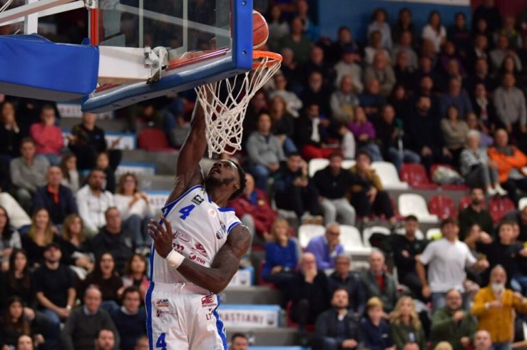 Sebastiani straripante, vince di trenta contro Forlì (90-60)