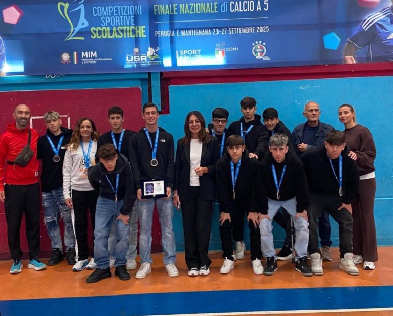 La DS Beatrice Tempesta accoglie gli studenti del Rosatelli terzi classificati ai Campionati Studenteschi di Calcio a 5 di Perugia