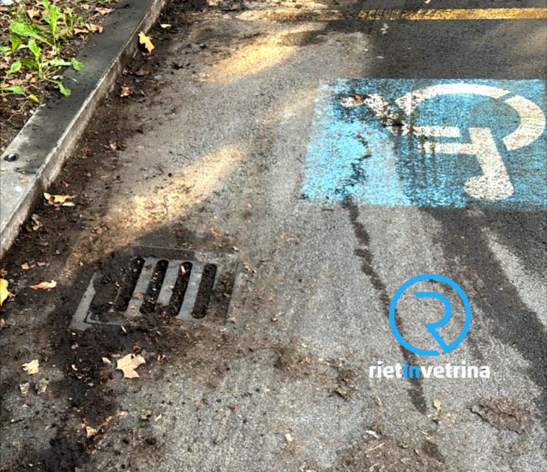SEI TU IL REPORTER – “Davanti al Marconi pulita la strada, ma non la caditoia occlusa nel posteggio per disabili che si allaga”