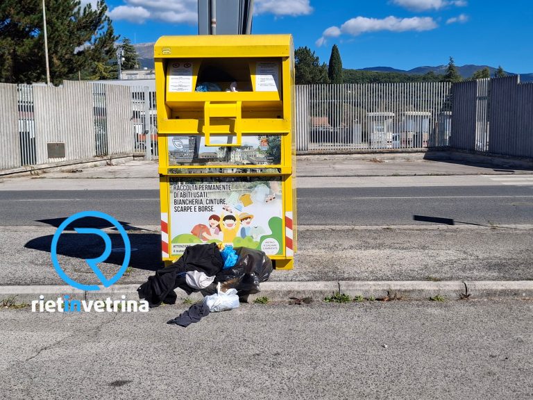 SEI TU IL REPORTER – “Vestiti abbandonati anche a largo Wanda Pitoni”